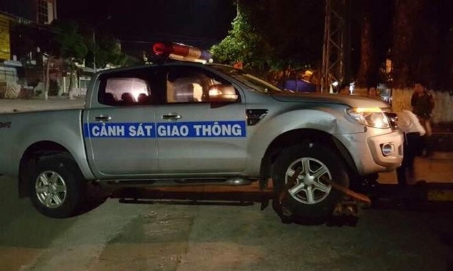 Thanh nien chui boi roi lao oto vao canh sat giao thong hinh anh 1