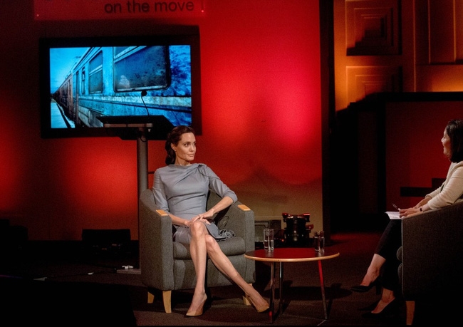 Angelina Jolie xuất hiện hốc hác, gầy gò sau tin đồn hôn nhân rạn nứt - Ảnh 3.