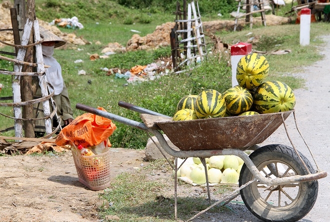 Bất chấp nguy hiểm bán dưa bên quốc lộ4