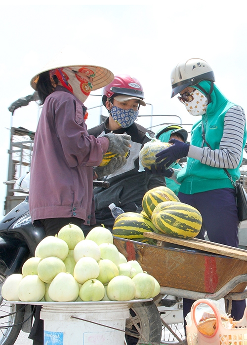 Bất chấp nguy hiểm bán dưa bên quốc lộ5
