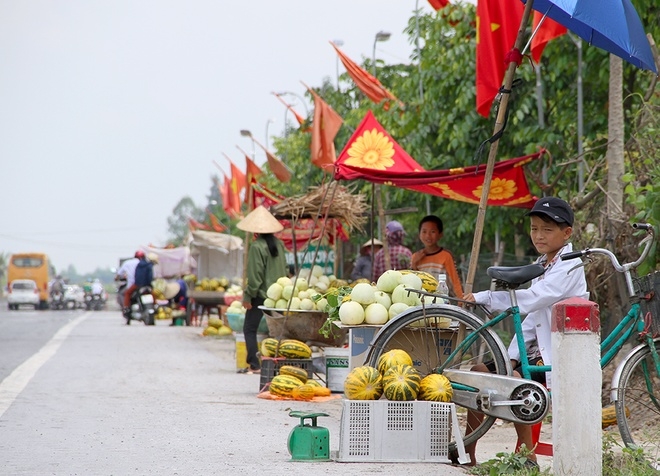 Bất chấp nguy hiểm bán dưa bên quốc lộ6