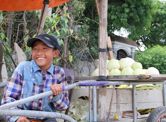 Bất chấp nguy hiểm bán dưa bên quốc lộ7