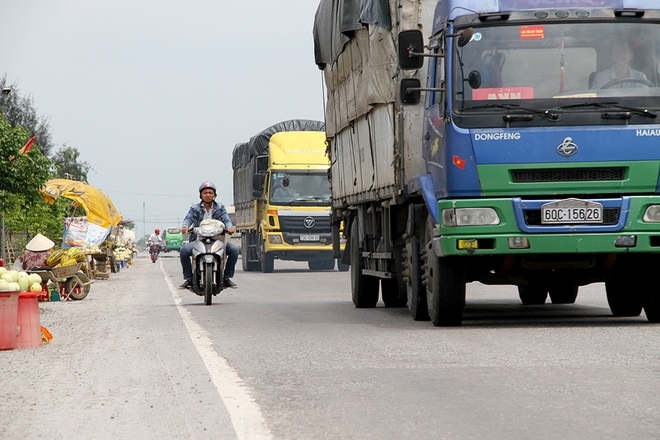 Bất chấp nguy hiểm bán dưa bên quốc lộ8