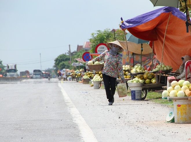 Bất chấp nguy hiểm bán dưa bên quốc lộ10