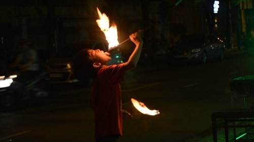 Bat chuoc “sieu nhan” phun lua, be trai 7 tuoi bong nang hinh anh 1
