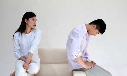 Chồng tự hào khoe với mọi người chuyện tình của anh và người cũ