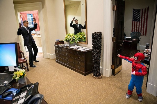  Tổng thống Obama vui đùa với một em bé trong trang phục người nhện tại nơi làm việc ở Nhà Trắng 