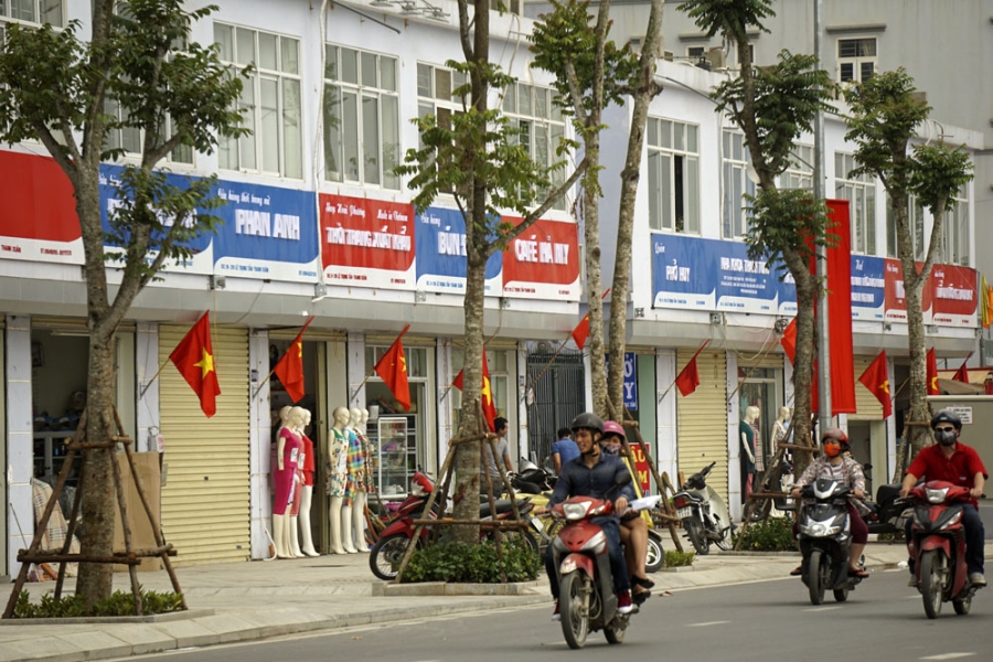  Biển quảng cáo cùng kích thước, màu sắc, kiểu dáng trên đường Lê Trọng Tấn. 