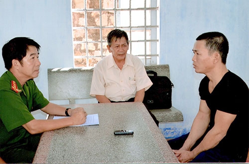  Đại tá Phạm Thật, Phó Giám đốc Công an tỉnh, Thủ trưởng Cơ quan CSĐT hỏi cung nghi phạm Nguyễn Thọ. 