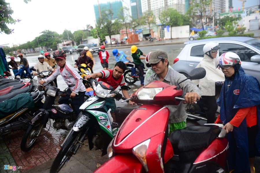 Duong Sai Gon bien thanh song sau mua lon hinh anh 12