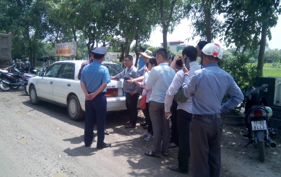  Doanh nghiệp cho rằng đó là khu vực công trường, không phải đường tham gia giao thông nên lực lượng chức năng không được kiểm tra và xử lý (ảnh: Đức Văn) 