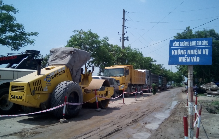  Xe lu và xe tải của doanh nghiệp quây nhốt xe công vụ (ảnh: Đức Văn) 