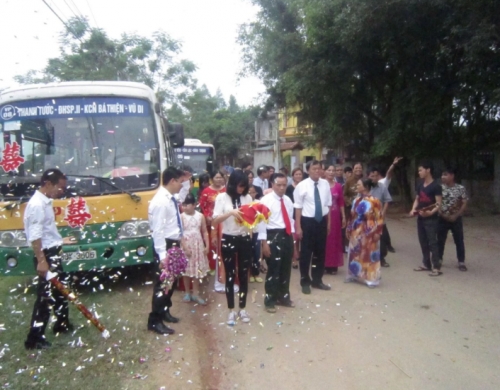 Màn rước dâu bằng xe buýt cực độc ở Vĩnh Phúc gây xôn xao - Ảnh 1