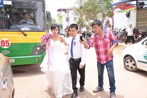 Màn rước dâu bằng xe buýt cực độc ở Vĩnh Phúc gây xôn xao - Ảnh 2