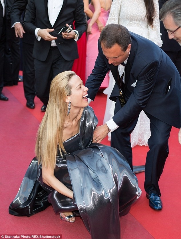 Người mẫu quốc tế vồ ếch trên thảm đỏ Cannes1