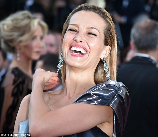 Người mẫu quốc tế vồ ếch trên thảm đỏ Cannes2