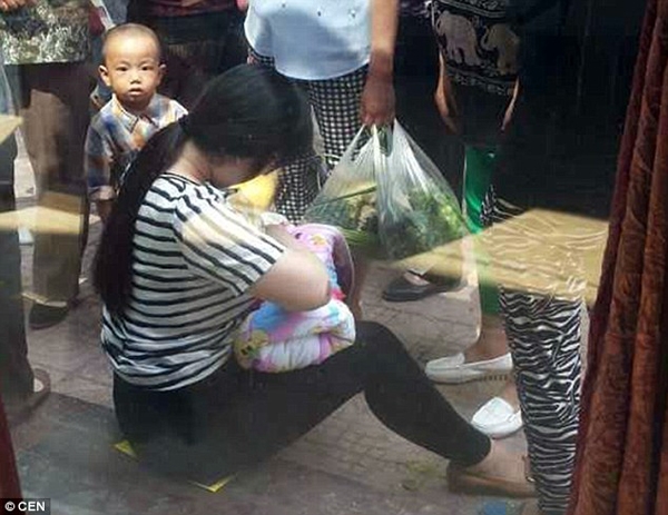 touching-moment-woman-breastfeeds-a-starving-abandoned-baby-found-in-a-cardboard-box-on-the-street