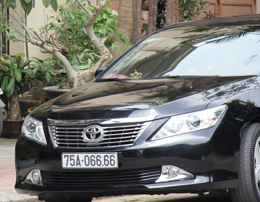 Xe camry biển trắng số tứ quý gắn logo Bộ Công an.