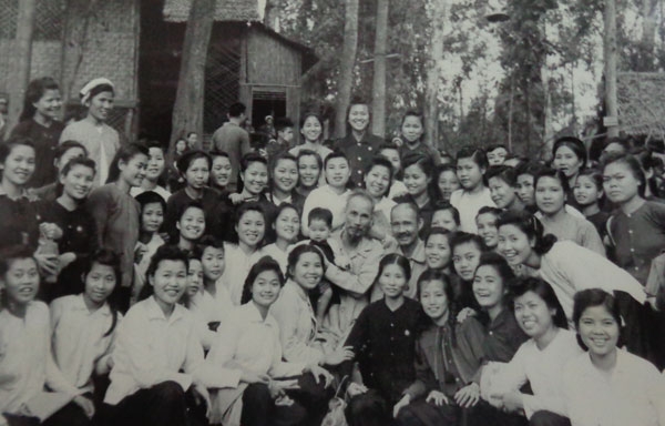 126 nam ngay sinh chu tich ho chi minh: bac oi, xin duoc trai long con! hinh anh 1
