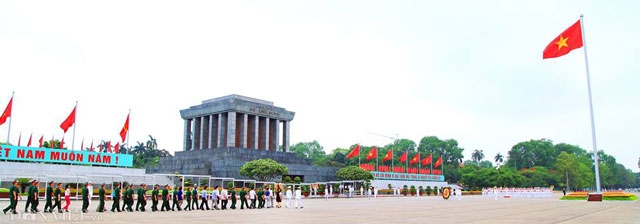 anh: dong nguoi dong dao thanh kinh xep hang vao lang vieng bac hinh anh 1