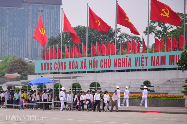 anh: dong nguoi dong dao thanh kinh xep hang vao lang vieng bac hinh anh 2