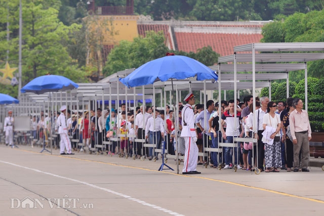 anh: dong nguoi dong dao thanh kinh xep hang vao lang vieng bac hinh anh 3