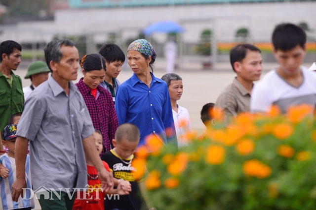 anh: dong nguoi dong dao thanh kinh xep hang vao lang vieng bac hinh anh 4
