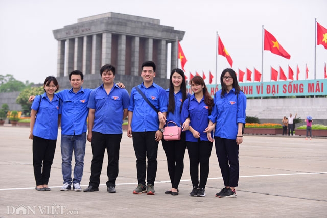 anh: dong nguoi dong dao thanh kinh xep hang vao lang vieng bac hinh anh 5