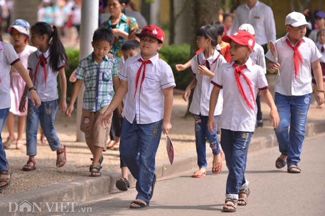 anh: dong nguoi dong dao thanh kinh xep hang vao lang vieng bac hinh anh 6