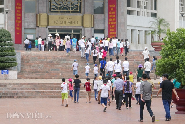anh: dong nguoi dong dao thanh kinh xep hang vao lang vieng bac hinh anh 9