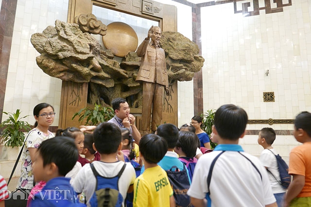 anh: dong nguoi dong dao thanh kinh xep hang vao lang vieng bac hinh anh 10
