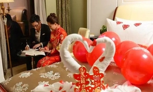 cap-doi-trung-quoc-dung-dem-tan-hon-chep-dieu-le-dang-1