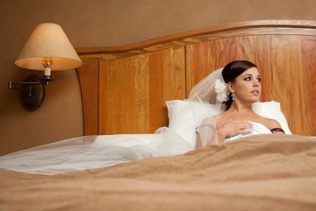 Đêm tân hôn, cô dâu bỏ trốn, ly hôn, nhẫn cưới, váy cưới
