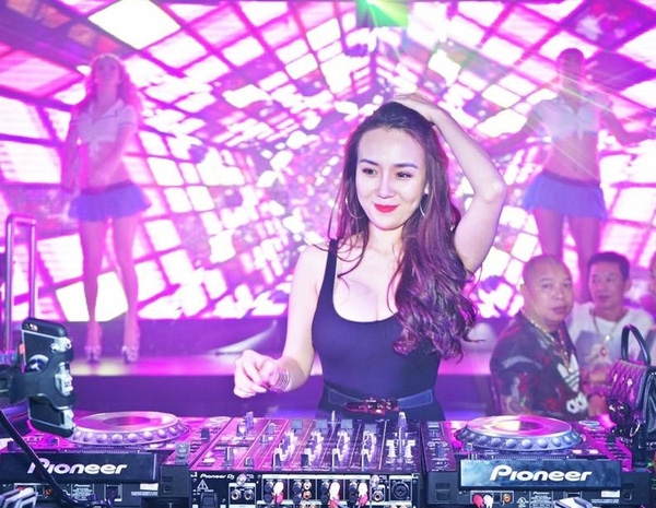Hot DJ Thảo Bee: 