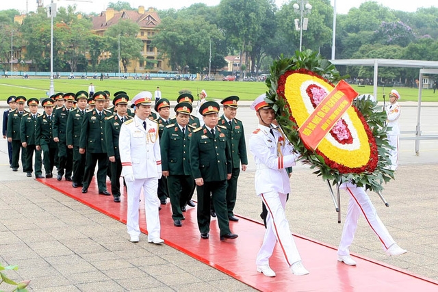  Đoàn đại biểu Quân ủy Trung ương và Bộ Quốc phòng do Đại tướng Ngô Xuân Lịch, Ủy viên Bộ Chính trị, Phó Bí thư Quân ủy Trung ương, Bộ trưởng Bộ Quốc phòng dẫn đầu đến đặt vòng hoa và vào Lăng viếng Chủ tịch Hồ Chí Minh. Ảnh: Phạm Kiên - TTXVN 
