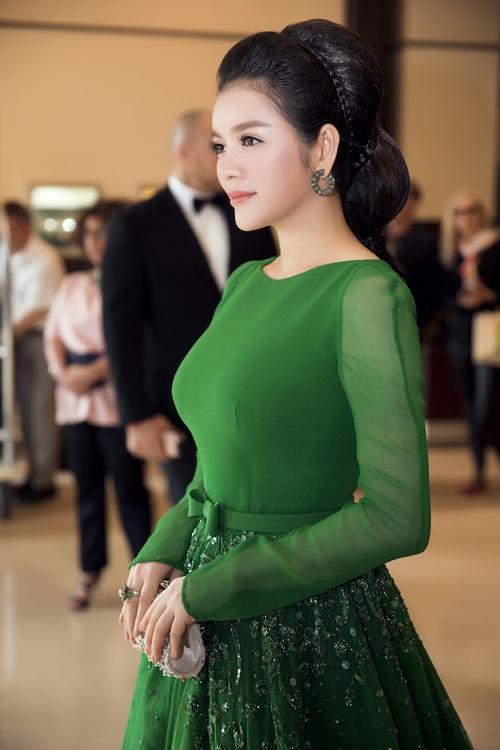 Lý Nhã Kỳ được đưa đón bằng xe sang ở Pháp