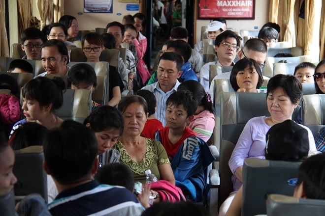 Tau ngoai o Sai Gon - Di An tang gia ve gap doi hinh anh 1