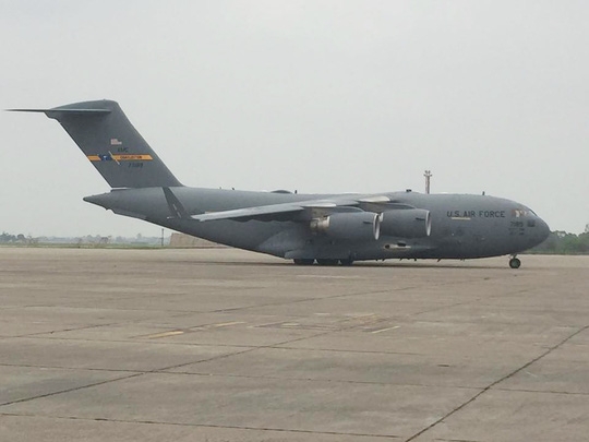  Máy bay vận tải hạng nặng Boeing C17 của Không quân Mỹ chở trực thăng Marine One hạ cánh xuống Nội Bài 