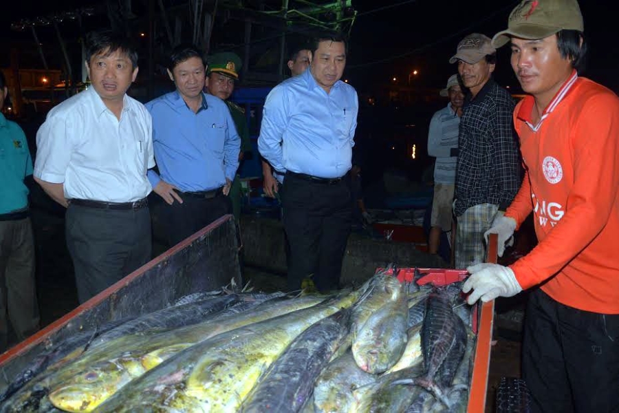 chu tich da nang bat ngo tham, dong vien ngu dan luc giua dem hinh anh 1