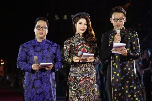 Đông Nhi, Thu Minh diện áo dài gây chú ý tại phố đi bộ - 10