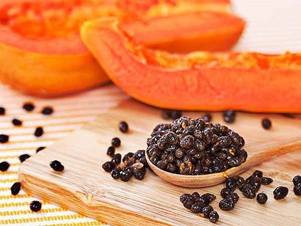 Điều gì sẽ xảy ra nếu bạn ăn hạt đu đủ? - Ảnh 1.