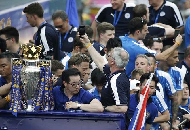 Hang van nguoi Thai du le ruoc cup cua Leicester hinh anh 9