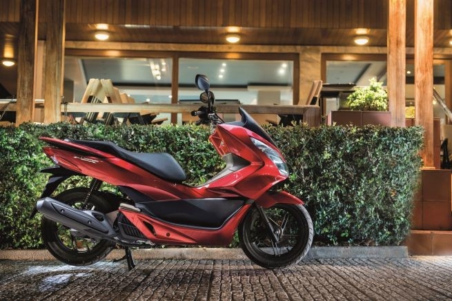 Honda PCX 125 2017 trang bi cong sac dien thoai hinh anh 1