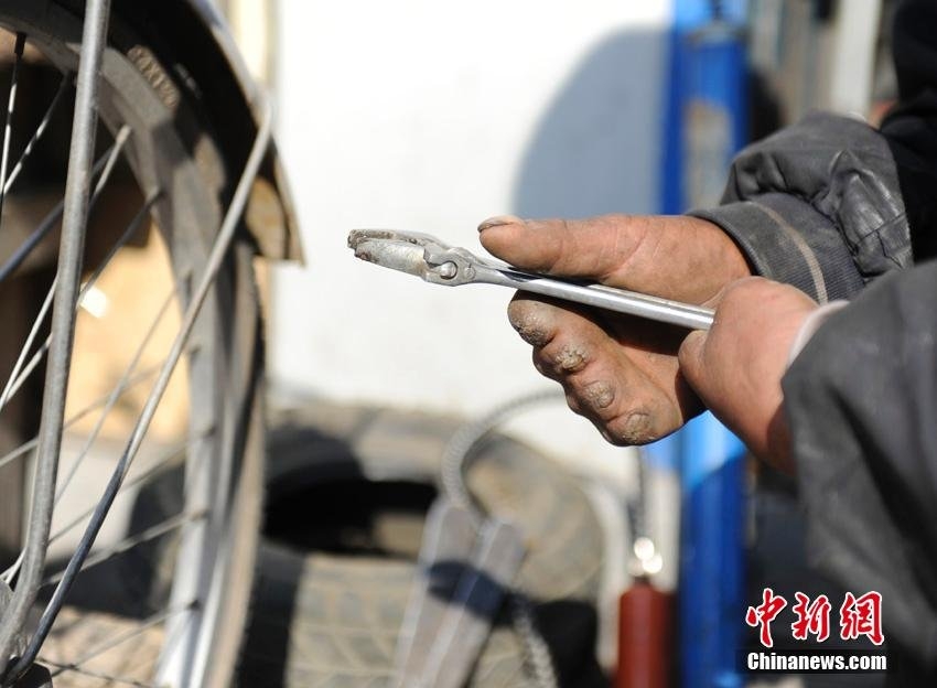 Người không chân, mất 9 ngón tay vẫn sửa xe đạp siêu đẳng - 3