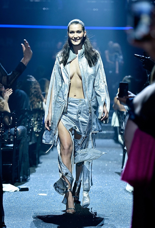 Người mẫu 19 tuổi bị bung băng dính ngực khi catwalk