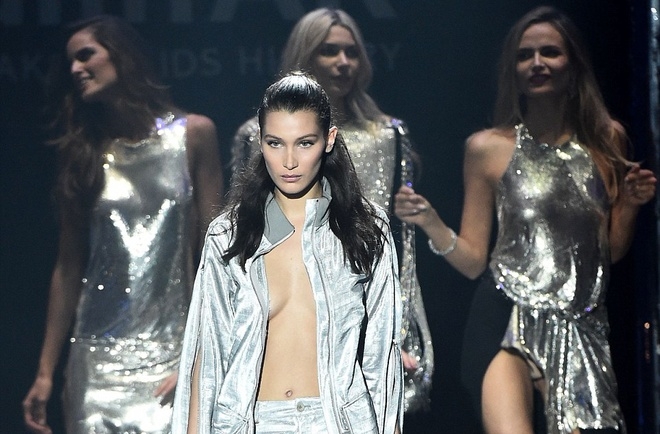 Người mẫu 19 tuổi bị bung băng dính ngực khi catwalk