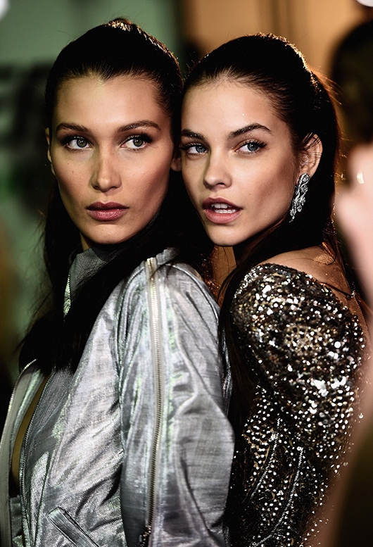 Người mẫu 19 tuổi bị bung băng dính ngực khi catwalk