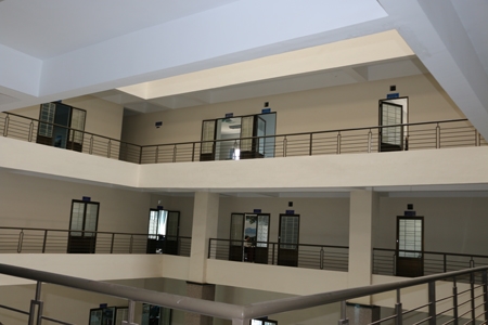Ngoài nhiều khoản phụ cấp khác cho lãnh đạo lạm phát, thì phòng ốc... cũng bị phát sinh để bố trí cho các lãnh đạo này