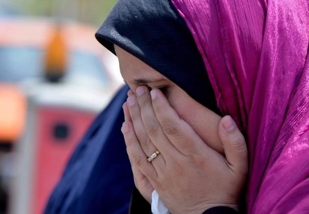 Thân nhân của người đi trên máy bay EgyptAir ôm mặt khóc tại sân bay ở Cairo ngày 19/5. Ảnh: AP