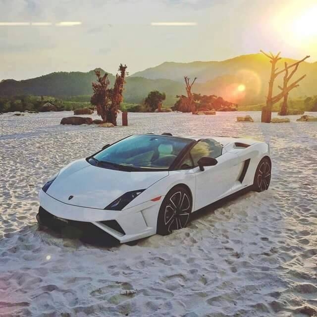  Siêu bò Gallardo khoe dáng trong khung cảnh ngỡ như tại Dubai. 